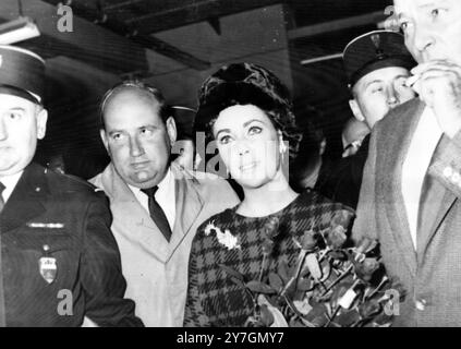 L'ACTEUR RICHARD BURTON ET L'ACTRICE ELIZABETH TAYLOR ARRIVANT À PARIS / ; 12 OCTOBRE 1964 Banque D'Images