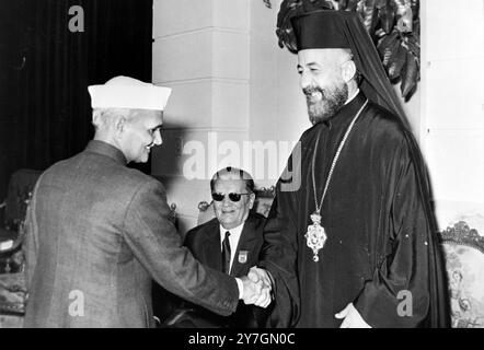 LE PREMIER MINISTRE INDIEN LAL BAHADUR SHASTRI AVEC L'ARCHEVÊQUE MAKARIOS AU CAIRE / ; 10 OCTOBRE 1964 Banque D'Images