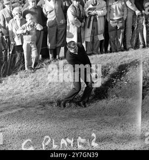 Virginia Water , Surrey : Gary Player d'Afrique du Sud sort d'un bunker le 1er lors de son match de demi-finale contre l'américain Arnold Palmer dans le tournoi de golf Piccadilly World match-Play de £16 000 sur le parcours ouest du Wentworth Club . 10 octobre 1964 Banque D'Images