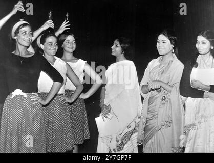 DANSE - HONGROIS STATE FOLK NEW INDIA ENSEMBLE - 5 OCTOBRE 1964 Banque D'Images