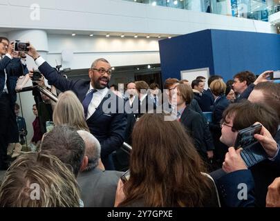 Birmingham, Royaume-Uni. 30 septembre 2024. Birmingham, Royaume-Uni. 30 septembre 2024. James prend habilement un selfie avec la foule au Birmingham International Convention Centre où les candidats conservateurs à la direction sont rassemblés. Birmingham Royaume-Uni. Photo : Garyroberts/worldwidefeatures.com crédit : GaryRobertsphotography/Alamy Live News crédit : GaryRobertsphotography/Alamy Live News Banque D'Images