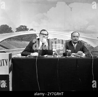 LE CHANCELIER DE L'ÉCHIQUIER REGINALD MAUDLING À LA CONFÉRENCE DE PRESSE DU PARTI CONSERVATEUR À LONDRES / ; 29 SEPTEMBRE 1964 Banque D'Images