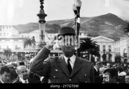 LE PRÉSIDENT FRANÇAIS CHARLES DE GAULLE À QUITO EQUADOR AU MONUMENT DE L'INDÉPENDANCE / ; 25 SEPTEMBRE 1964 Banque D'Images