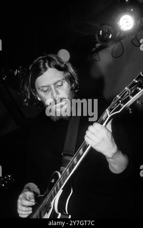 TEENAGE FANCLUB, CONCERT, 1995 : Norman Blake du Teenage Fanclub joue une guitare Gibson les Paul Custom en concert à Cardiff University Students' Union le 20 mai 1995. Photographie : Rob Watkins. INFO : Teenage Fanclub est un groupe de rock alternatif écossais formé en 1989, connu pour ses guitares jangly, sa voix harmonieuse et son Power-pop mélodique. Leur musique mêle des éléments de rock indépendant et de pop classique, avec des albums notables comme Bandwagonesque et des chansons du nord de la Grande-Bretagne. Banque D'Images