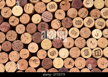 Weinkorken, Flaschenverschluss fuer Wein, bestehen zum grossen Teil nach wie vor aus der Rinde der Korkeiche. Bouchons de vin, bouchons de bouteille pour vin, Ar Banque D'Images