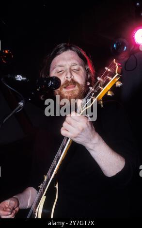 TEENAGE FANCLUB, CONCERT, 1995 : Norman Blake du Teenage Fanclub joue une guitare Gibson les Paul Custom en concert à Cardiff University Students' Union le 20 mai 1995. Photographie : Rob Watkins. INFO : Teenage Fanclub est un groupe de rock alternatif écossais formé en 1989, connu pour ses guitares jangly, sa voix harmonieuse et son Power-pop mélodique. Leur musique mêle des éléments de rock indépendant et de pop classique, avec des albums notables comme Bandwagonesque et des chansons du nord de la Grande-Bretagne. Banque D'Images