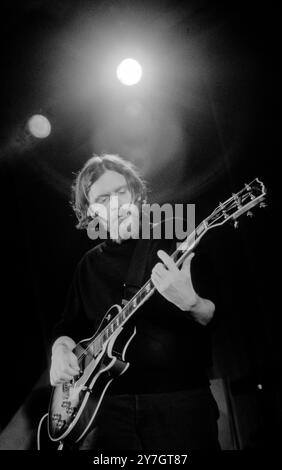 TEENAGE FANCLUB, CONCERT, 1995 : Norman Blake du Teenage Fanclub joue une guitare Gibson les Paul Custom en concert à Cardiff University Students' Union le 20 mai 1995. Photographie : Rob Watkins. INFO : Teenage Fanclub est un groupe de rock alternatif écossais formé en 1989, connu pour ses guitares jangly, sa voix harmonieuse et son Power-pop mélodique. Leur musique mêle des éléments de rock indépendant et de pop classique, avec des albums notables comme Bandwagonesque et des chansons du nord de la Grande-Bretagne. Banque D'Images