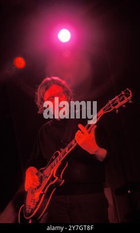 TEENAGE FANCLUB, CONCERT, 1995 : Norman Blake du Teenage Fanclub joue une guitare Gibson les Paul Custom en concert à Cardiff University Students' Union le 20 mai 1995. Photographie : Rob Watkins. INFO : Teenage Fanclub est un groupe de rock alternatif écossais formé en 1989, connu pour ses guitares jangly, sa voix harmonieuse et son Power-pop mélodique. Leur musique mêle des éléments de rock indépendant et de pop classique, avec des albums notables comme Bandwagonesque et des chansons du nord de la Grande-Bretagne. Banque D'Images