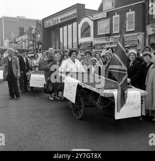 BARROW BOYS WITH ROSE CASSIDY DIRIGE LA DÉPUTATION À WHITEHALL À ROMFORD ; 24 SEPTEMBRE 1964 Banque D'Images