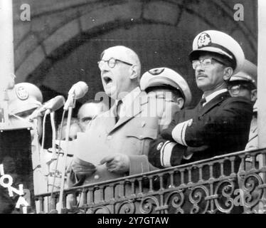 LE PRÉSIDENT FRANÇAIS CHARLES DE GAULLE AU PALAIS NATIONAL ÉQUATORIEN À QUITO / ; 24 SEPTEMBRE 1964 Banque D'Images