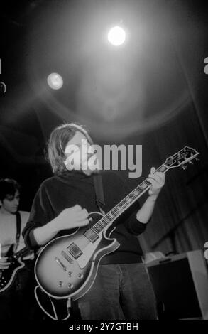 TEENAGE FANCLUB, CONCERT, 1995 : Norman Blake du Teenage Fanclub joue une guitare Gibson les Paul Custom en concert à Cardiff University Students' Union le 20 mai 1995. Photographie : Rob Watkins. INFO : Teenage Fanclub est un groupe de rock alternatif écossais formé en 1989, connu pour ses guitares jangly, sa voix harmonieuse et son Power-pop mélodique. Leur musique mêle des éléments de rock indépendant et de pop classique, avec des albums notables comme Bandwagonesque et des chansons du nord de la Grande-Bretagne. Banque D'Images