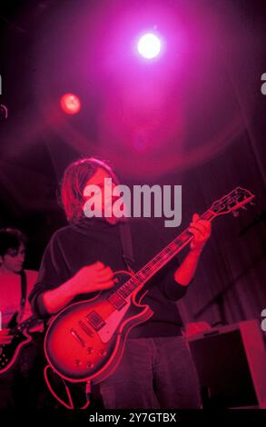 TEENAGE FANCLUB, CONCERT, 1995 : Norman Blake du Teenage Fanclub joue une guitare Gibson les Paul Custom en concert à Cardiff University Students' Union le 20 mai 1995. Photographie : Rob Watkins. INFO : Teenage Fanclub est un groupe de rock alternatif écossais formé en 1989, connu pour ses guitares jangly, sa voix harmonieuse et son Power-pop mélodique. Leur musique mêle des éléments de rock indépendant et de pop classique, avec des albums notables comme Bandwagonesque et des chansons du nord de la Grande-Bretagne. Banque D'Images