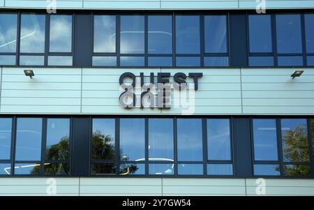 Hambourg, Allemagne. 30 septembre 2024. Vue du logo de la société Quest One. Le gigahub pour la technologie de l'hydrogène vert de Quest One GmbH, anciennement H-Tec Systems, pour la production industrielle en série de piles d'électrolyse a été ouvert. Les cheminées sont l’un des composants les plus importants des électrolyseurs utilisés pour produire de l’hydrogène vert à partir d’énergies renouvelables. Crédit : Marcus Brandt/dpa/Alamy Live News Banque D'Images