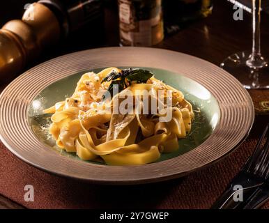 Pâtes italiennes sur assiette, photographie de style studio Banque D'Images