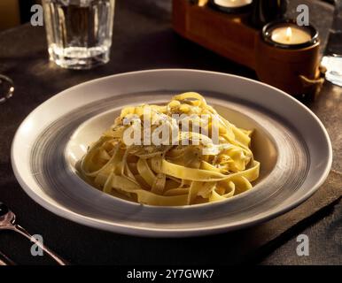 Pâtes italiennes sur assiette, photographie de style studio Banque D'Images