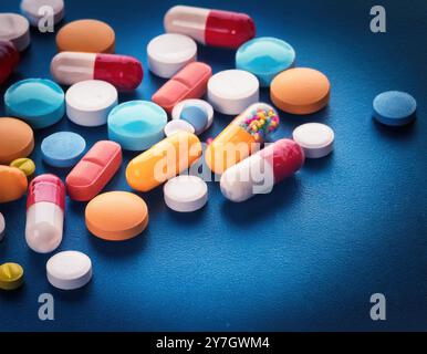 Un assortiment de diverses pilules et capsules, représentant la complexité et la variété des médicaments utilisés dans la guérison mentale Banque D'Images