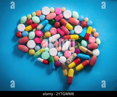 Un assortiment de diverses pilules et capsules, représentant la complexité et la variété des médicaments utilisés dans la guérison mentale Banque D'Images