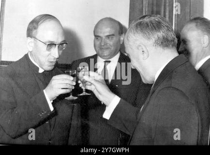 RELIGION MONS AGOSTINO CASAROLI ET HONGROIS JOZSEF PRANTNER À BUDAPEST, HONGRIE ; 15 SEPTEMBRE 1964 Banque D'Images