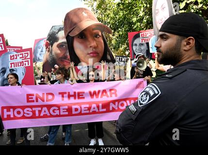 Jérusalem, Israël. 30 septembre 2024. Une police israélienne garde les familles et les partisans des otages israéliens détenus par le Hamas à Gaza, tenant des pancartes avec des photos d'otages et de membres du gouvernement israélien, lors d'une manifestation devant la résidence du premier ministre israélien Benjamin Netanyahu à Jérusalem le lundi 30 septembre 2024. Les manifestants exigent que Netanyahou conclue un accord pour rendre les otages à leurs familles pour Rosh Hashana, le nouvel an juif, qui commence au coucher du soleil le 2 octobre 2024. Les manifestants tiennent le premier ministre Netanyahou personnellement responsable d'avoir déjoué les négociations pour la R Banque D'Images