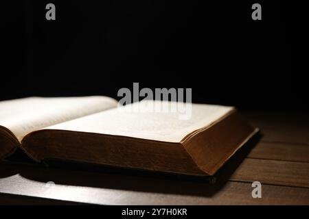 Ouvrir Bible sur table en bois, gros plan. Foi chrétienne Banque D'Images