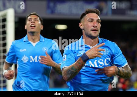 Matteo Politano de la SSC Napoli célèbre avec son coéquipier Mathias Olivera après avoir marqué le but de 1-0 lors du match de Serie A entre la SSC Napoli et l'AC Monza au stade Diego Armando Maradona à Naples (Italie), le 29 septembre 2024. Banque D'Images