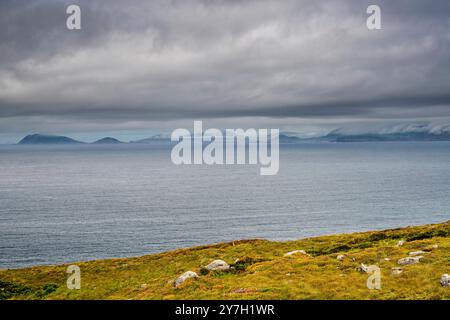 Vue depuis Caherkeem, péninsule de Beara, comté de Cork, Irlande, à travers Kenmare Bay jusqu'aux montagnes brumeuses de la péninsule d'Iveragh Banque D'Images