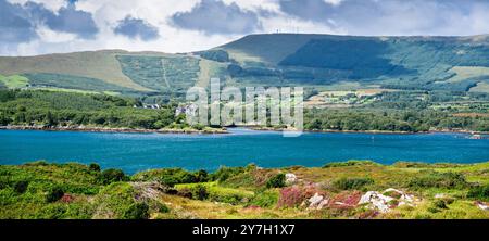 Vue à travers Berehaven à l'extrémité ouest de la baie de Bantry de l'île de Bere vers Dunboy et Knockoura Hill, péninsule de Beara, comté de Cork, Irlande Banque D'Images