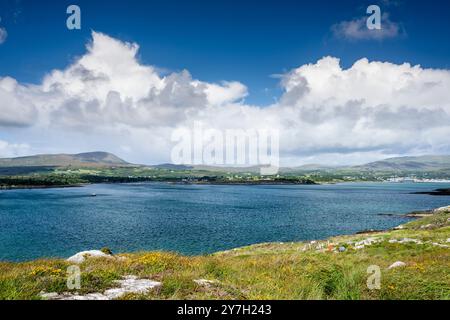 Vue sur Berehaven à l'extrémité ouest de la baie de Bantry, de l'île de Bere vers le port de pêche de Castletownbere, péninsule de Beara, comté de Cork Banque D'Images