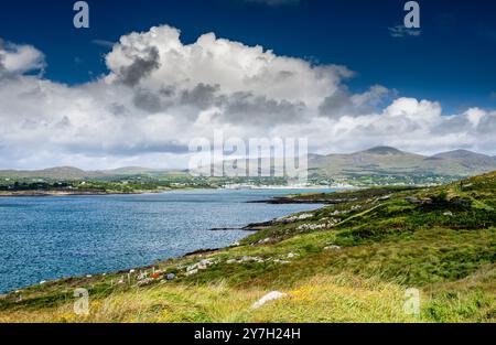 Vue sur Berehaven à l'extrémité ouest de la baie de Bantry, de l'île de Bere vers le port de pêche de Castletownbere, péninsule de Beara, comté de Cork Banque D'Images