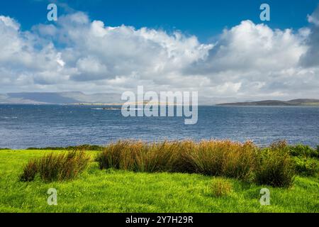 Vue depuis Caherkeem, péninsule de Beara, comté de Cork, Irlande, à travers la baie de Coulagh et la rivière Kenmare vers la péninsule d'Iveragh Banque D'Images