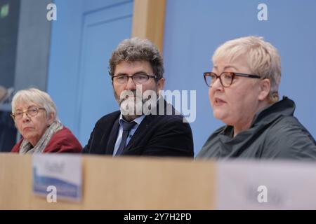 Michael Windfuhr, Vorstand Deutsches Institut für Menschenrechte, stellv. Direktor, Evelyn Zupke, Die SED-Opferbeauftragte beim Deutschen Bundestag, Deutschland, Berlin, Bundespressekonferenz, Thema : DAS Schicksal der ehemaligen DDR-Vertragsarbeiter aus Mosambik und ihre Entschädigungsforderungen *** Michael Windfuhr, Directeur de l'Institut allemand des droits de l'homme Banque D'Images