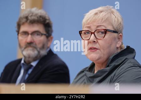 Michael Windfuhr, Vorstand Deutsches Institut für Menschenrechte, stellv. Direktor, Evelyn Zupke, Die SED-Opferbeauftragte beim Deutschen Bundestag, Deutschland, Berlin, Bundespressekonferenz, Thema : DAS Schicksal der ehemaligen DDR-Vertragsarbeiter aus Mosambik und ihre Entschädigungsforderungen *** Michael Windfuhr, Directeur de l'Institut allemand des droits de l'homme Banque D'Images