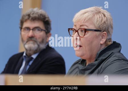 Michael Windfuhr, Vorstand Deutsches Institut für Menschenrechte, stellv. Direktor, Evelyn Zupke, Die SED-Opferbeauftragte beim Deutschen Bundestag, Deutschland, Berlin, Bundespressekonferenz, Thema : DAS Schicksal der ehemaligen DDR-Vertragsarbeiter aus Mosambik und ihre Entschädigungsforderungen *** Michael Windfuhr, Directeur de l'Institut allemand des droits de l'homme Banque D'Images