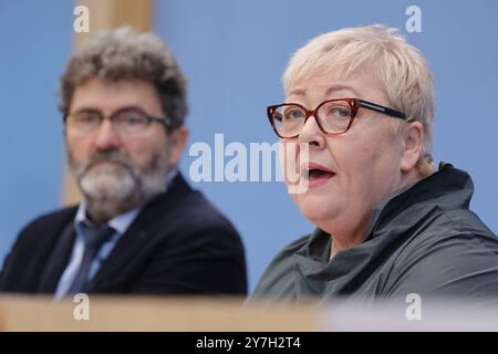 Michael Windfuhr, Vorstand Deutsches Institut für Menschenrechte, stellv. Direktor, Evelyn Zupke, Die SED-Opferbeauftragte beim Deutschen Bundestag, Deutschland, Berlin, Bundespressekonferenz, Thema : DAS Schicksal der ehemaligen DDR-Vertragsarbeiter aus Mosambik und ihre Entschädigungsforderungen *** Michael Windfuhr, Directeur de l'Institut allemand des droits de l'homme Banque D'Images