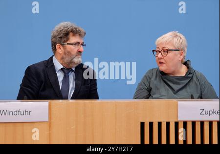 Michael Windfuhr, Vorstand Deutsches Institut für Menschenrechte, stellv. Direktor, Evelyn Zupke, Die SED-Opferbeauftragte beim Deutschen Bundestag, Deutschland, Berlin, Bundespressekonferenz, Thema : DAS Schicksal der ehemaligen DDR-Vertragsarbeiter aus Mosambik und ihre Entschädigungsforderungen *** Michael Windfuhr, Directeur de l'Institut allemand des droits de l'homme Banque D'Images