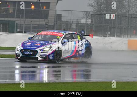 Tom Ingram, Hyundai i30N, Team Bristol Street Motors, courir d'abord sous de fortes pluies avec un jet réduisant la visibilité du conducteur, la course avec drapeau rouge et puis Banque D'Images