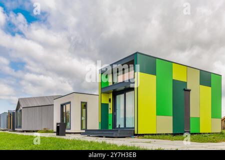 Almere, pays-Bas - 17 septembre 2024 : rangée de nouvelles petites maisons colorées à Almere, pays-Bas Banque D'Images