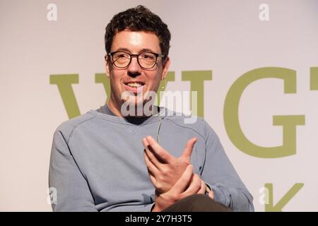 Wigtown, Dumfries et Galloway, Écosse – lundi 30 septembre 2024 – Tom Newlands, auteur parle de son nouveau livre seulement ici, seulement maintenant - le Wigtown Book Festival se déroule jusqu'au dimanche 6 octobre 2024 – photo Steven May / Alamy Live News Banque D'Images