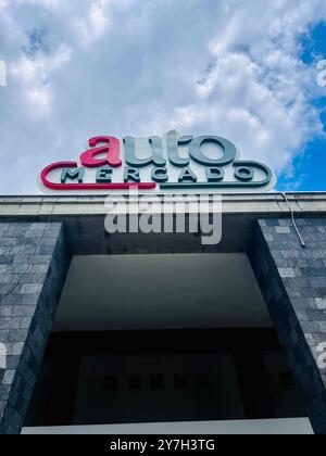 Épicerie Auto Mercado situé à Herradura, Costa Rica près d'une zone de villégiature. Banque D'Images