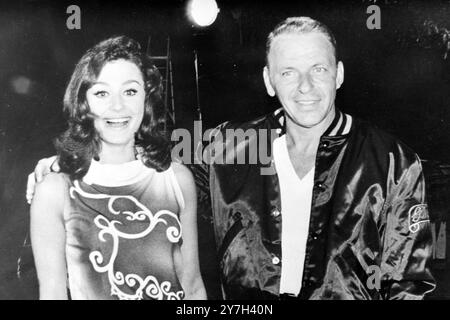 CHANTEURS FRANK SINATRA AVEC RAFFAELLA CARRA À ROME ; 23 AOÛT 1964 Banque D'Images