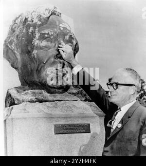 BUSTE ABRAHAM LINCOLN NEZ FROTTÉ PAR LE SÉNATEUR BARRY GOLDWATER À SPRINGFIELD ; 20 AOÛT 1964 Banque D'Images