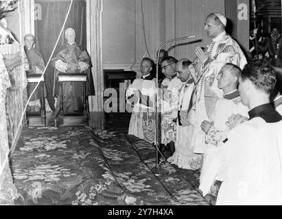 LE PAPE PAUL VI CÉLÈBRE À CASTELGANDOLFO, ITALIE, LA MESSE DU JOUR DE L'ASSOMPTION / ; 18 AOÛT 1964 Banque D'Images