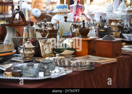 Lucques, Italie. 15 septembre 2024. Un marché d'antiquités à Lucques, Toscane. Photo de haute qualité Banque D'Images