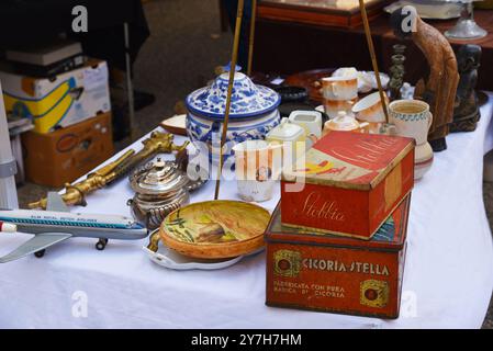 Lucques, Italie. 15 septembre 2024. Un marché d'antiquités à Lucques, Toscane. Photo de haute qualité Banque D'Images