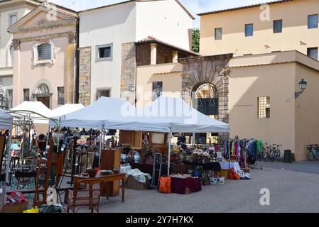 Lucques, Italie. 15 septembre 2024. Un marché d'antiquités à Lucques, Toscane. Photo de haute qualité Banque D'Images