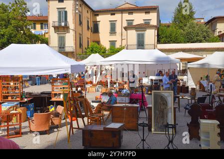 Lucques, Italie. 15 septembre 2024. Un marché d'antiquités à Lucques, Toscane. Photo de haute qualité Banque D'Images