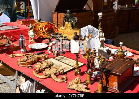 Lucques, Italie. 15 septembre 2024. Un marché d'antiquités à Lucques, Toscane. Photo de haute qualité Banque D'Images