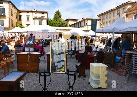 Lucques, Italie. 15 septembre 2024. Un marché d'antiquités à Lucques, Toscane. Photo de haute qualité Banque D'Images