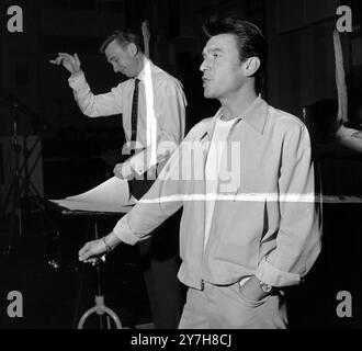 L'ACTEUR LAURENCE HARVEY DANS LE RÔLE DU ROI ARTHUR DANS UNE NOUVELLE COMÉDIE MUSICALE AU THEATRE ROYAL DRURY LANE DE LONDRES / ; 25 JUILLET 1964 Banque D'Images