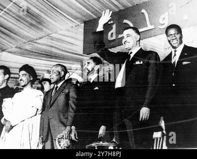 LE PRÉSIDENT DE LA RÉPUBLIQUE ARABE UNIE GAMAL ABDUL NASSER AVEC LES CHEFS D'ÉTATS AFRICAINS AU CAIRE / ; 23 JUILLET 1964 Banque D'Images